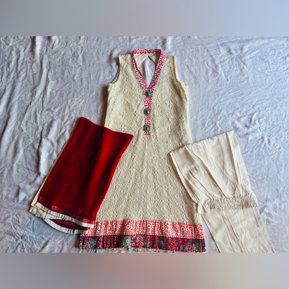 White Threadnet with Red and Blue detailing and Keyhole back detailing - Picture 2 of 6